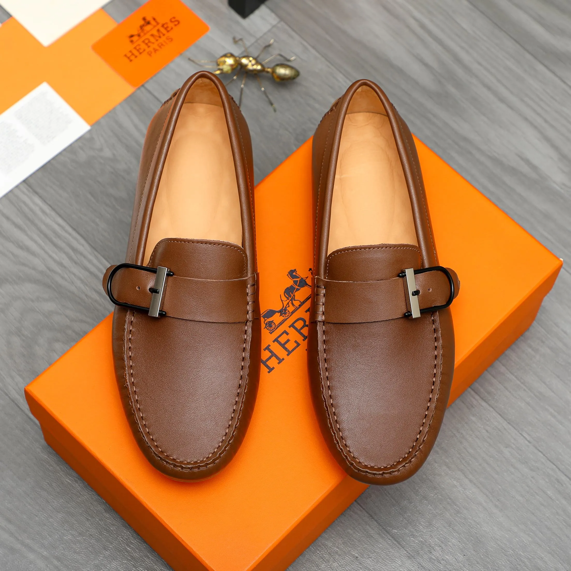 P380 Product trademark: HERMES "Hermes" casual slip-on men's shoes. Regular size: 38-44 Product material: Selected small pebbled cowhide upper, pigskin lining, rubber outsole